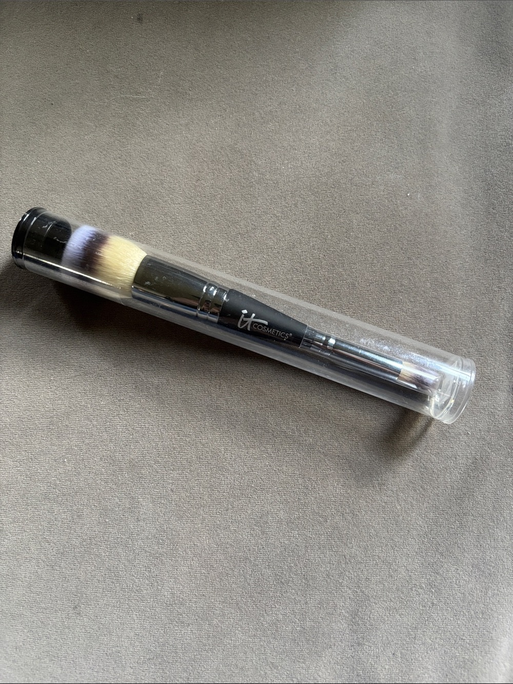 BNWT it cosmetics Dual-Ended Face Brush in Black and White